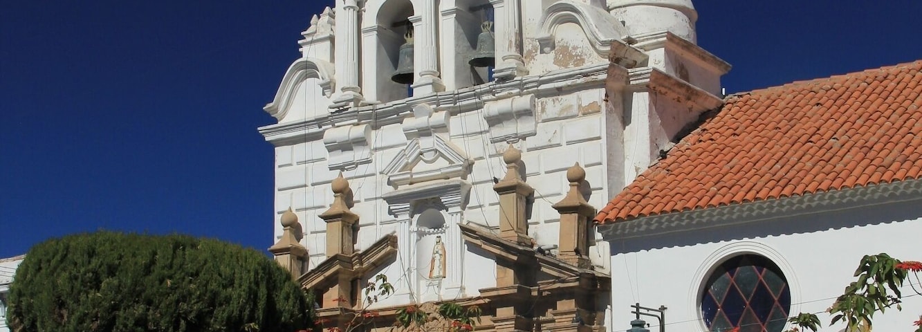 Plaza Pizarro is the location of Sucre's hospital (pictured), as well as a monumental obelisk, the Supreme Court, and a decorative white-washed arch.
Although a small road linking the historical centre to the residential and business districts of Sucre runs straight through this small plaza, it's a pleasant place to relax and people watch, and is far enough away from the major tourist drags to escape the crowds.
Park Bolivar is just over the road as well, but personally I prefer it here :-)