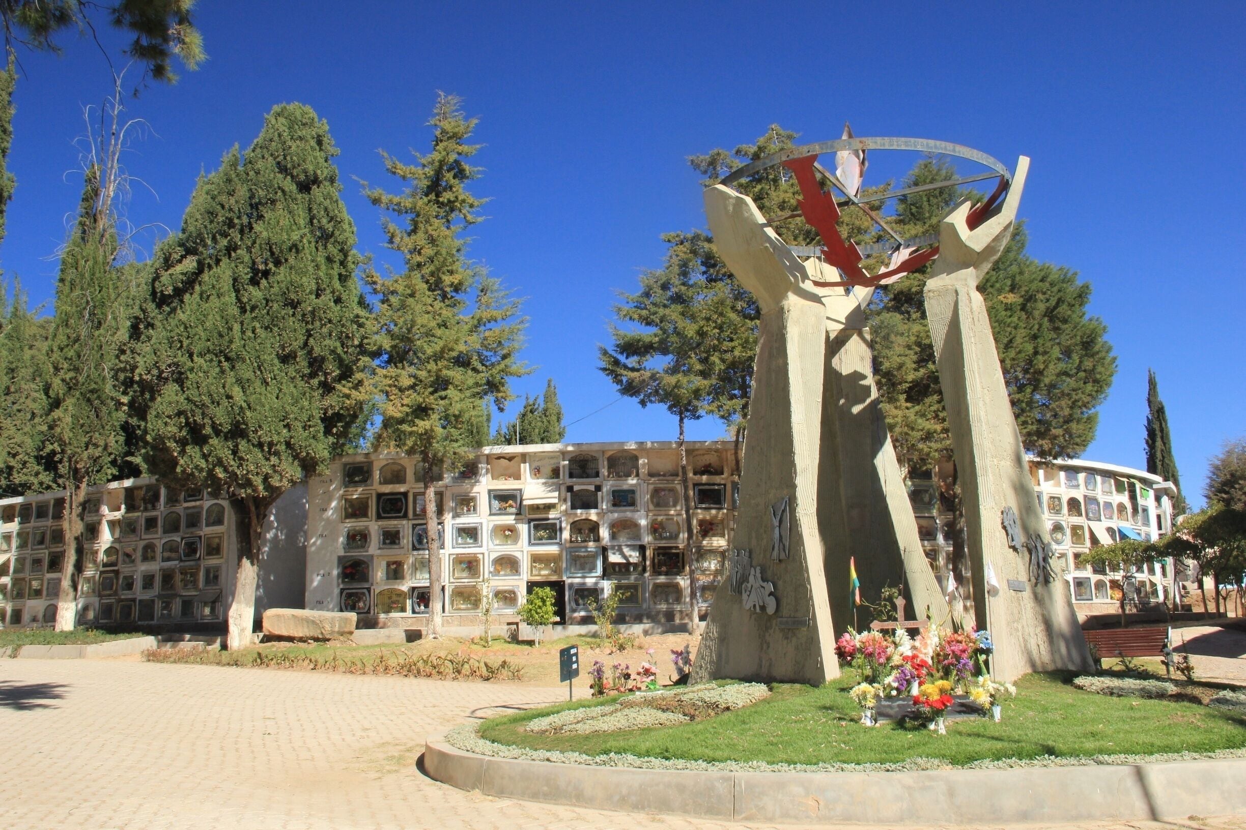 Ok ok, I know a cemetery is not a tourist attraction, and I did feel very awkward strolling through the grounds with a camera over my shoulder, but this is such a   tranquil and beautiful place.

Ornate monuments and tombs lie amongst poplar trees and picturesque palms, and several well-maintained pathways and neatly manicured gardens complete the site.

If you do bring a camera here (as I did), just remember to pay attention to those around you and be respectful to those who have come to mourn their loved ones.