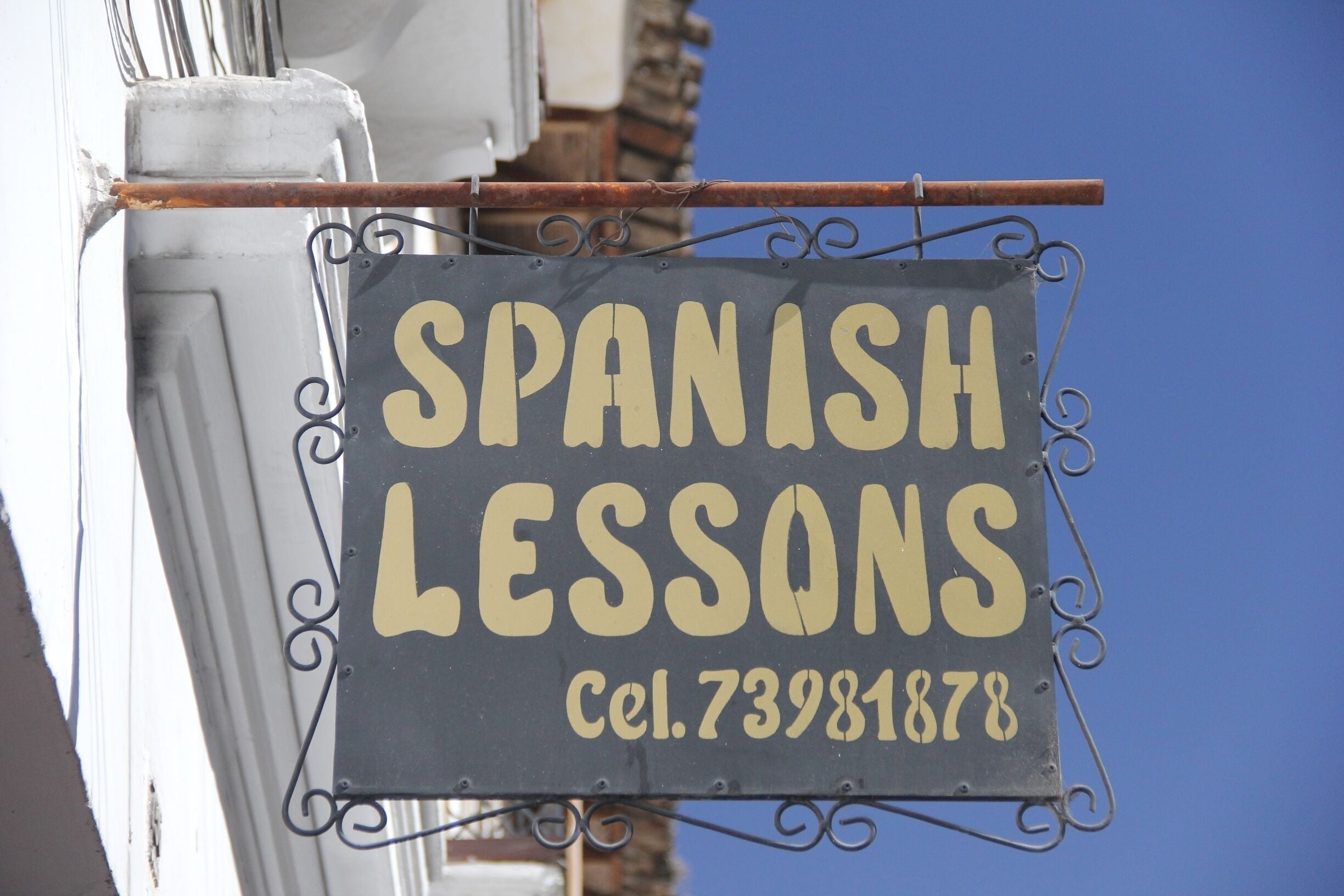 The streets of Sucre are awash with signs like these, and the city has a reputation for being one of the best places to learn Spanish in South America - and one of the cheapest.

You can choose from either group or private lessons, and in my case the group lessons were only 5 bolivianos (44p) cheaper per hour than one-to-one tuition, so there was no question as to which one I chose.

Most schools will offer flexibility as to how many hours of lessons you want to take each day and at what time, which is fantastic because it allows you to fit your learning in with your sightseeing!

I cannot speak for any of the other schools but I found South America Spanish School - run by the lovely Bertha - to be a great little find.  Bertha offers extra curricular activities such as film showings and cooking classes too, which is a great way to meet other students, and practice your language skills.

http://www.sas-school.com/home