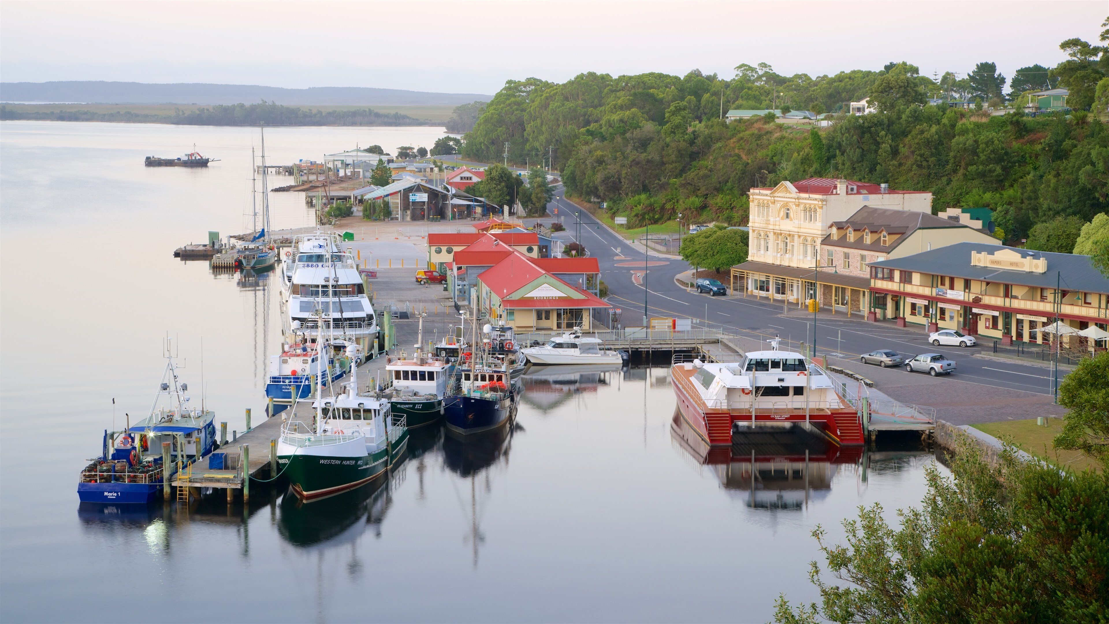 Strahan som inkluderer kyst og bukt eller havn