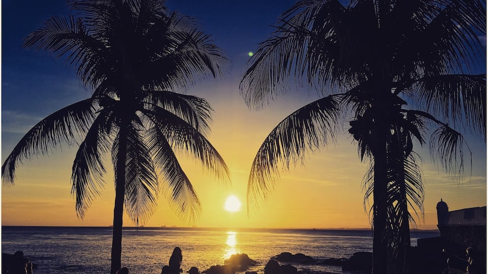 What an amazing sunset over the Atlantic Ocean in Salvador Bahia 🇧🇷🌴