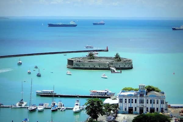 Shoot this great monument and then go to Mercado Modelo.