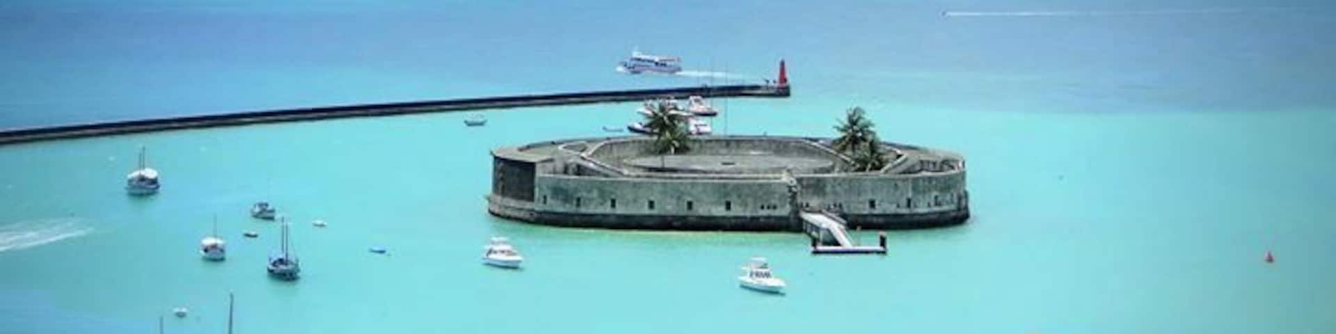 Shoot this great monument and then go to Mercado Modelo.