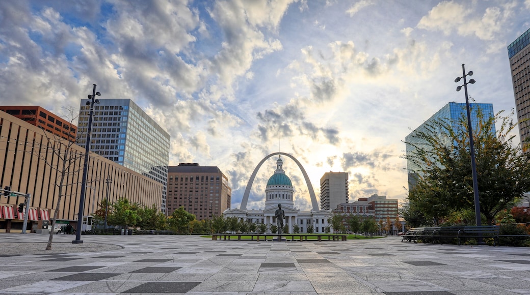 October 30, 2018 - St. Louis, Missouri - Kiener Plaza and the Gateway Arch in St. Louis, Missouri.