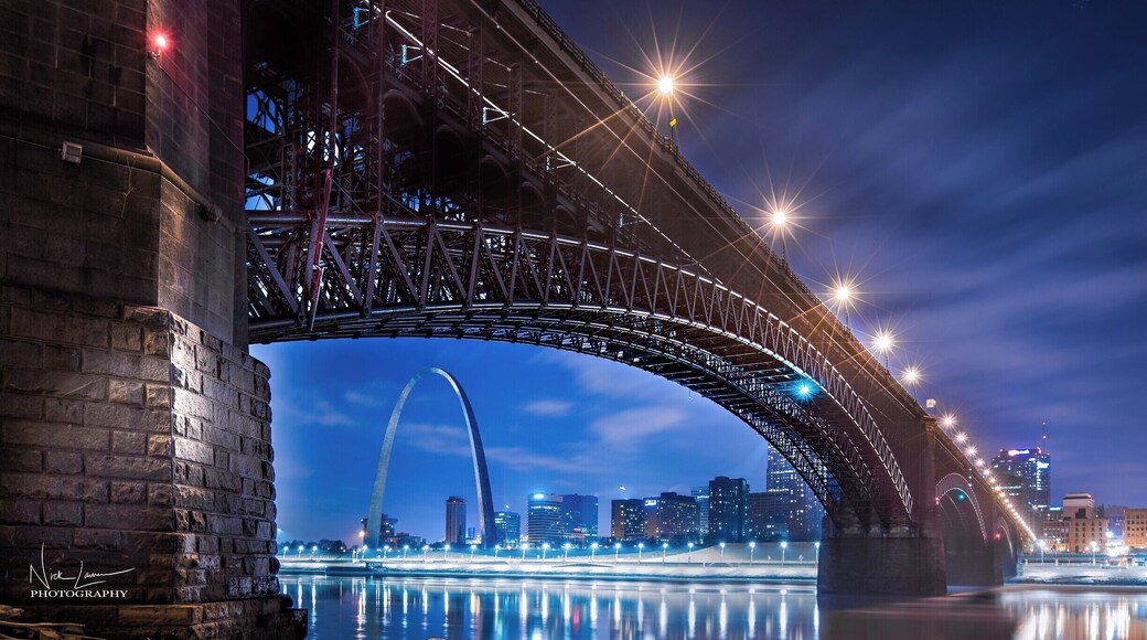 This is under Eads bridge looking at the arch and St Louis city but not the safest place to be at midnight as its basically in East St Louis.
#BvsCities