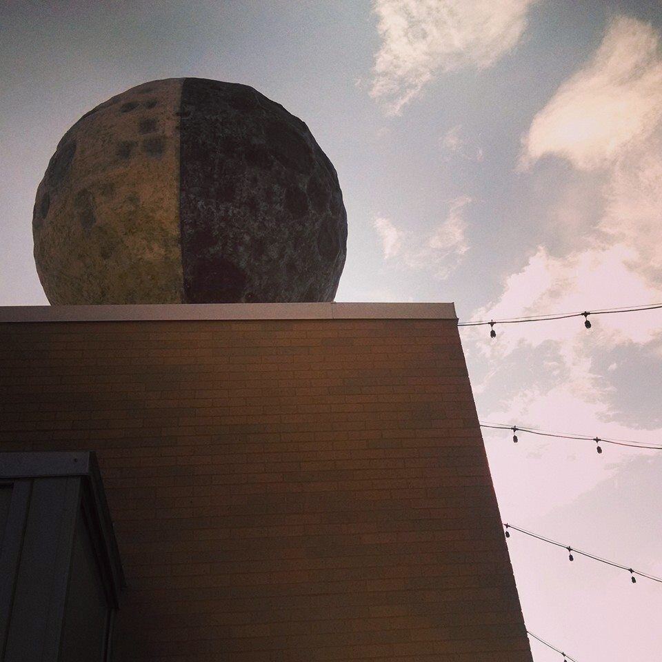 The rooftop is the best spot at the Moonrise Hotel in St. Louis, MO. You can overlook the "Loop" area and relax with some drinks and appetizers. 