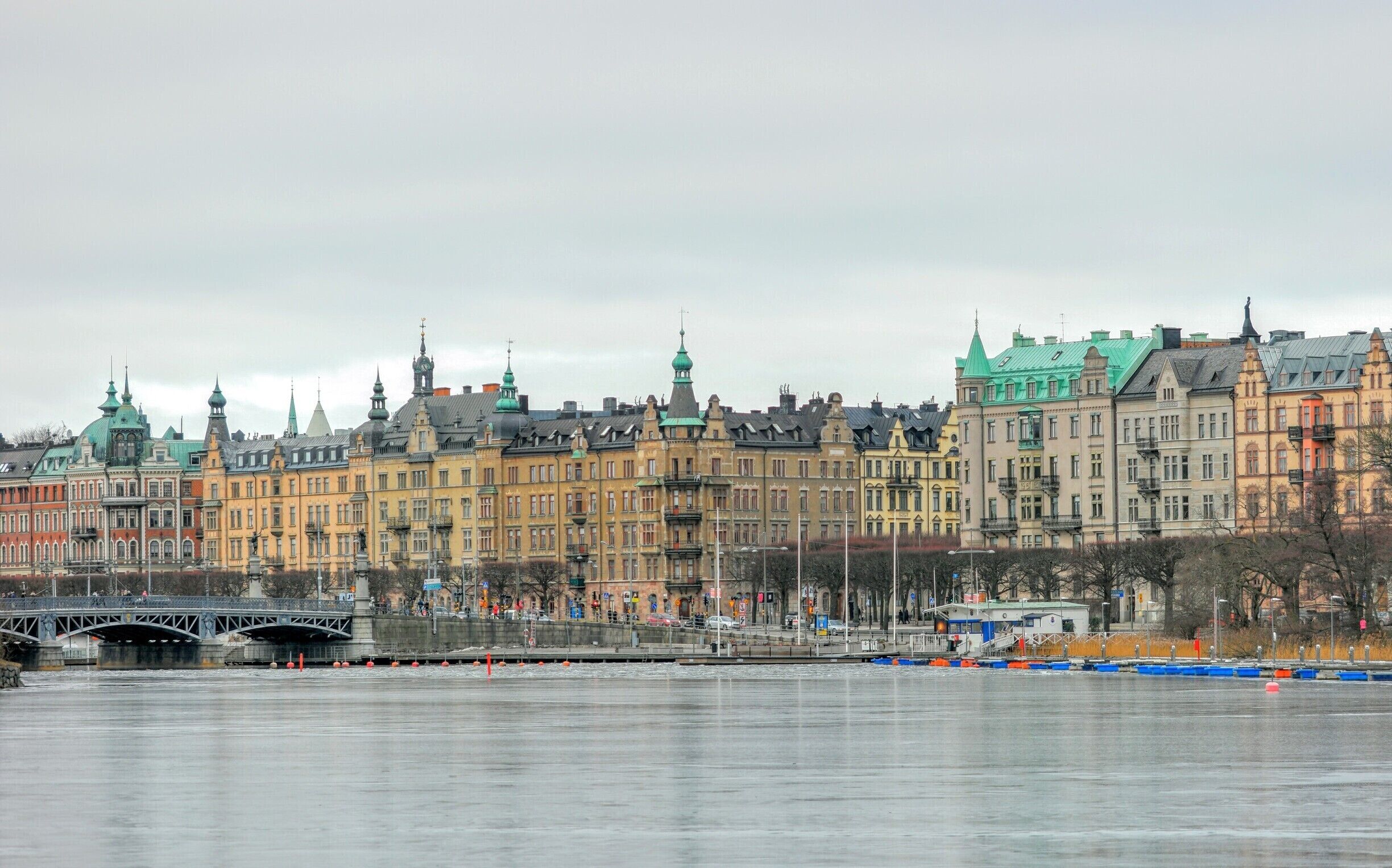 Strandvägen is located in central Stockholm. A 900 meter long boulevard with exclusive stone house from last century. Most of them were built ready for the Stockholm World's Fair (Stockholmsutställningen), in 1897.