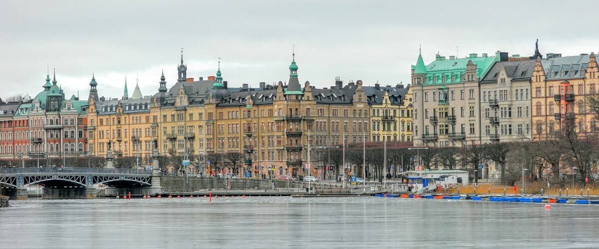 Strandvägen is located in central Stockholm. A 900 meter long boulevard with exclusive stone house from last century. Most of them were built ready for the Stockholm World's Fair (Stockholmsutställningen), in 1897.