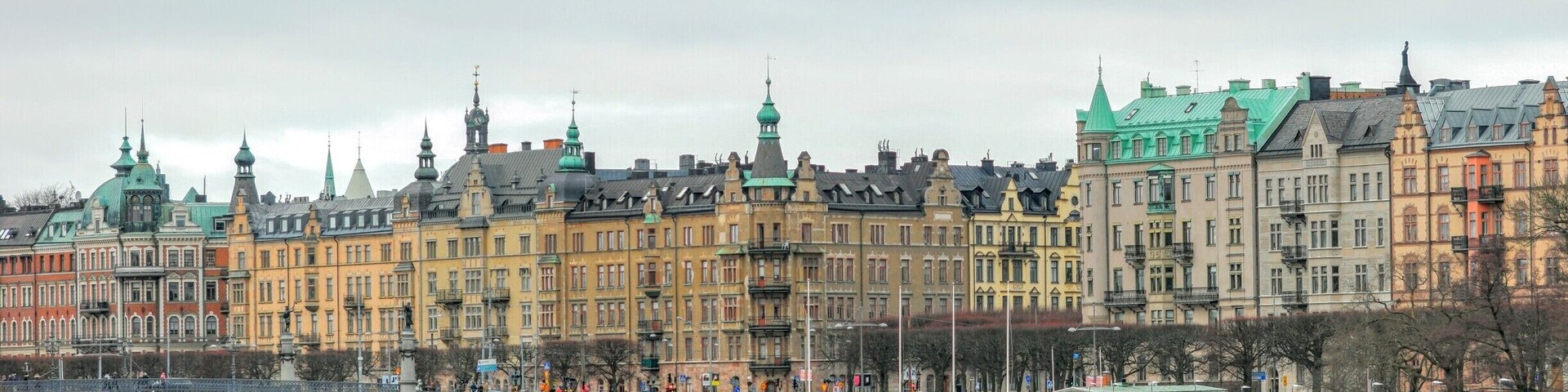 Strandvägen is located in central Stockholm. A 900 meter long boulevard with exclusive stone house from last century. Most of them were built ready for the Stockholm World's Fair (Stockholmsutställningen), in 1897.