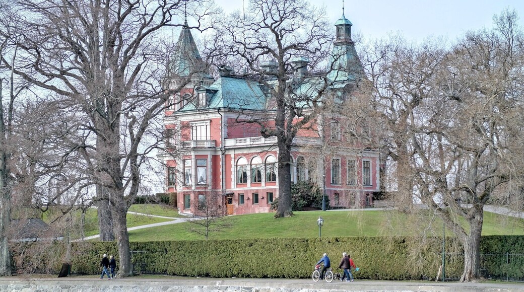 The villa Täcka udden was built in 1869-1870 and designed by the brothers Axel and Hjalmar Kumlien Kumlien. Since 1958, the house has been used as representation place for SEB and Investor.