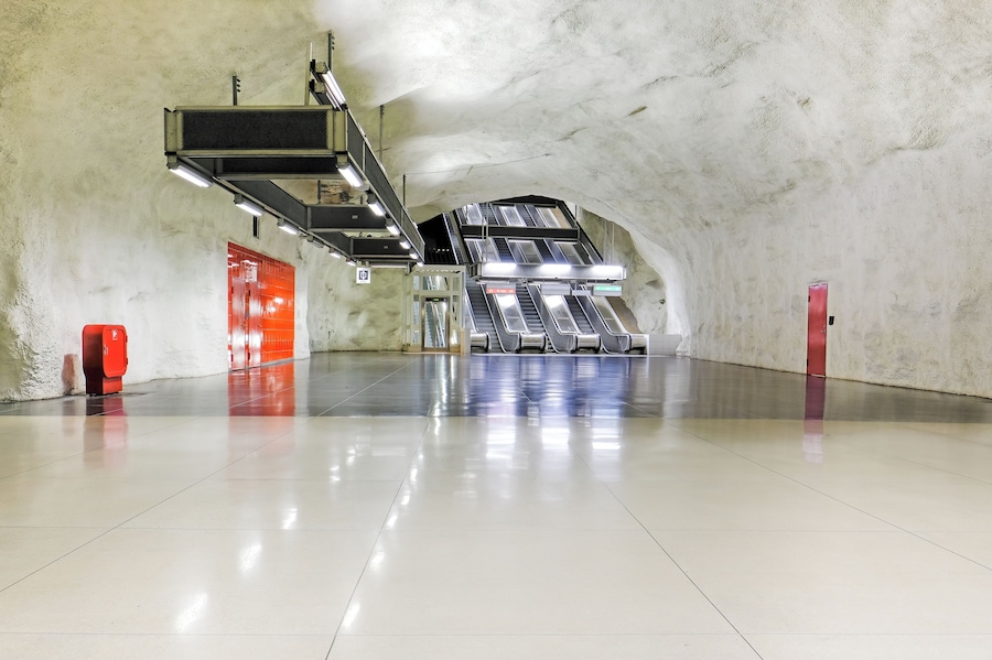 The whole Stockholm subway is a hidden treasure since most of the stations have very special designs. You can spend a whole day just travelling through them !! This is the Husby station with its very white and minimalist look. #trovember