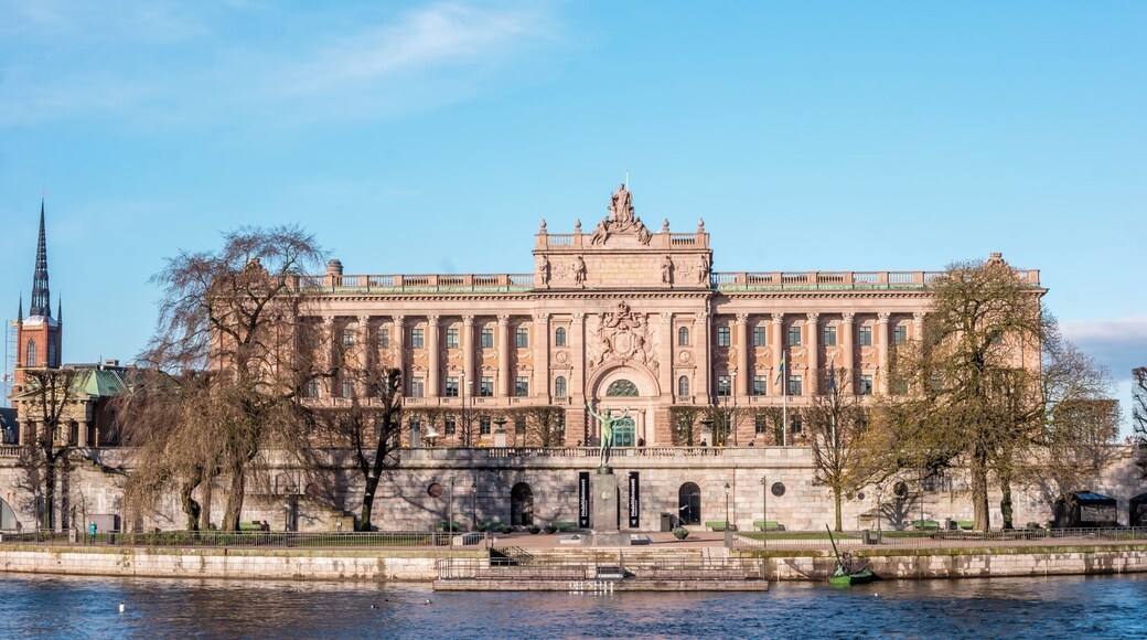 The Parliament House (Swedish: Riksdagshuset), is the seat of the parliament of Sweden, the Riksdag. It is located on nearly half of Helgeandsholmen (island), in the Gamla stan (old town) district of central Stockholm
The building complex was designed by Aron Johansson in the Neoclassical style, with a centered Baroque Revival style facade section. Parliament House was constructed between 1897 and 1905.
- Wikipedia
