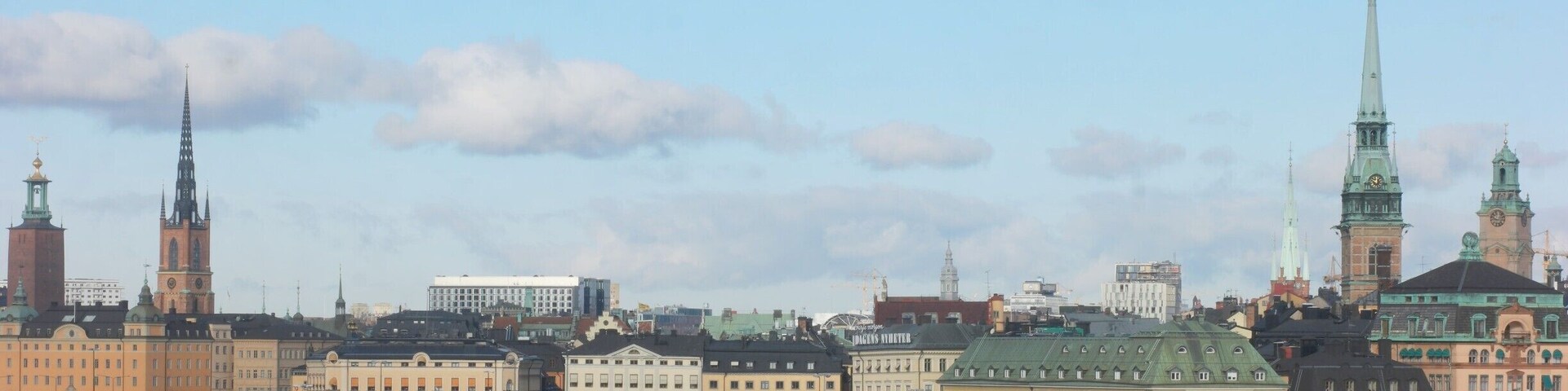 Un paisaje urbano con edificios históricos, un río y un puente.