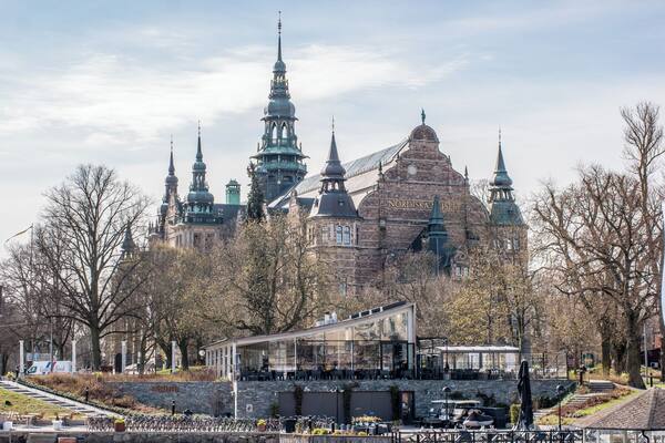 In front of the Nordic Museum there is restaurang/café that is almost always open. A great waterhole if you are strolling around in Stockholm.