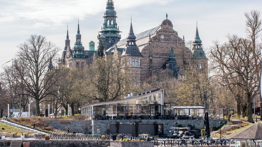 In front of the Nordic Museum there is restaurang/café that is almost always open. A great waterhole if you are strolling around in Stockholm.