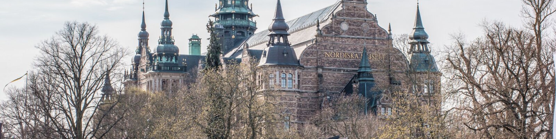 In front of the Nordic Museum there is restaurang/café that is almost always open. A great waterhole if you are strolling around in Stockholm.