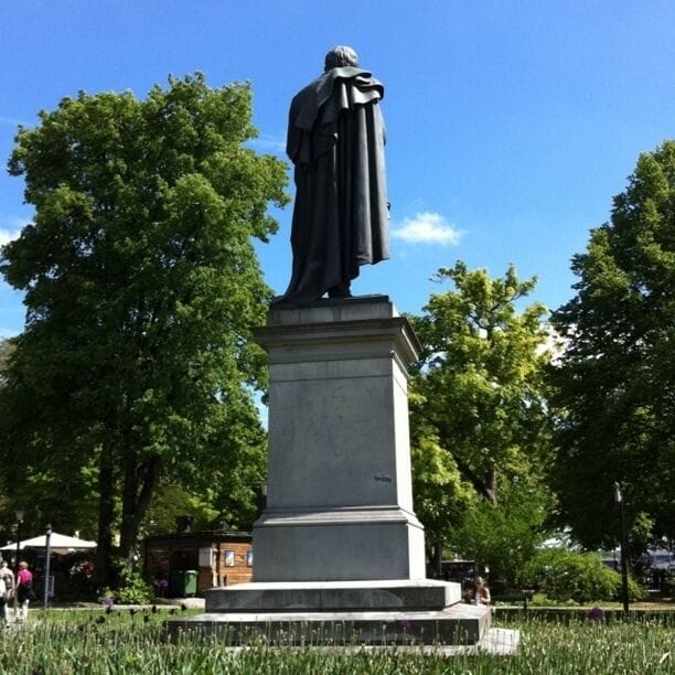 Staty av Jöns Jacob Berzelius.