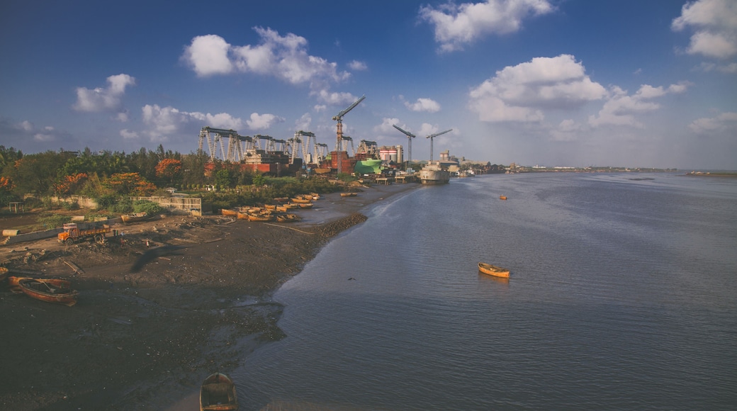 view of the river industrial boats landscape wallpaper india surat gujarat clouds sky blue morning sunlight natural photography background