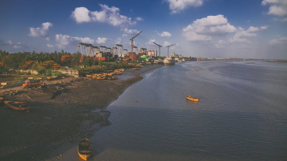 view of the river industrial boats landscape wallpaper india surat gujarat clouds sky blue morning sunlight natural photography background
