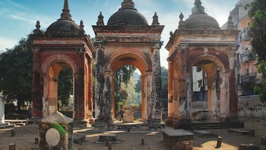 3 tombs near to each other