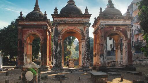 3 tombs near to each other
