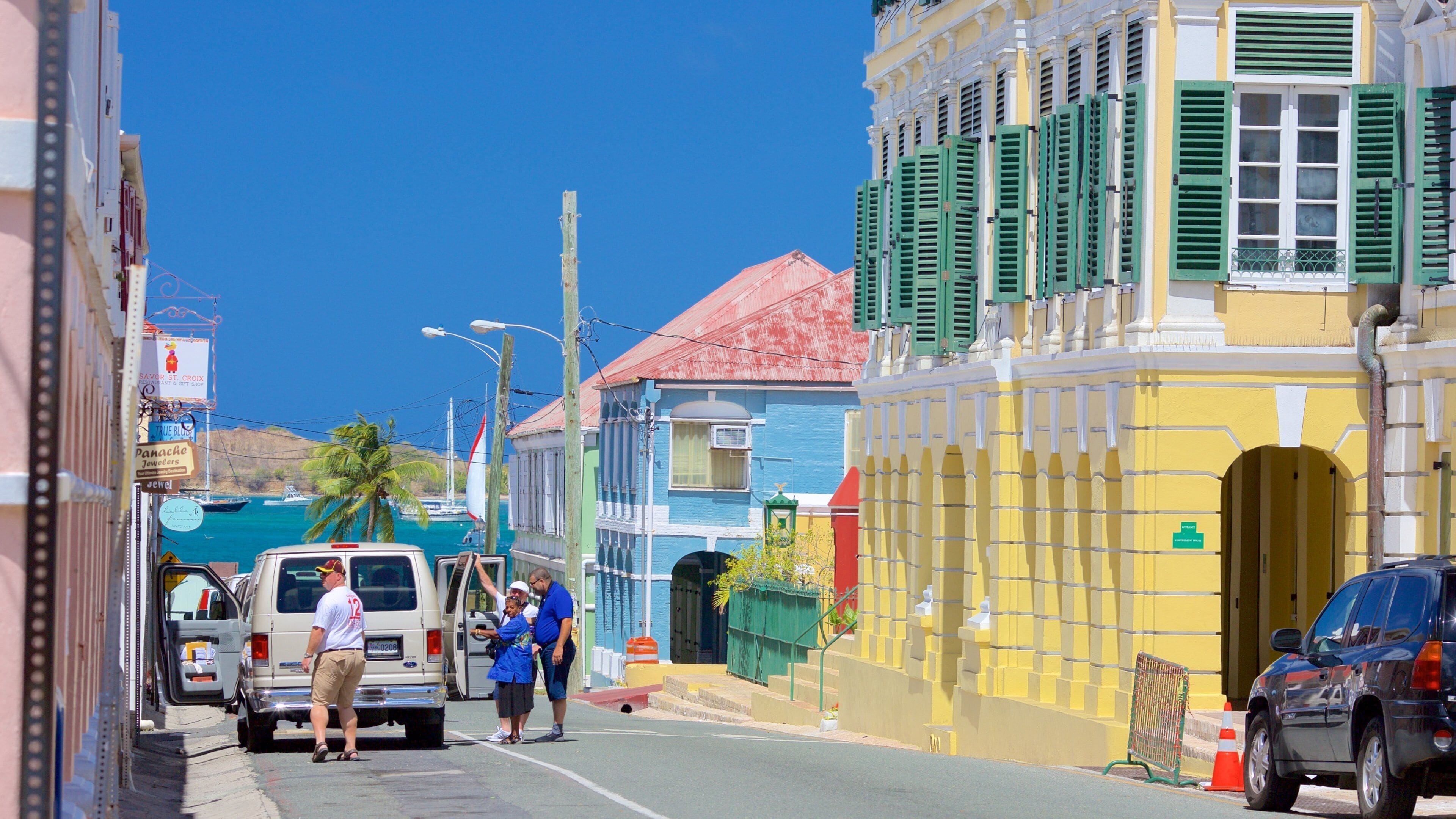 クリスチャンステッド 表示 海岸線の眺め と 小さな町あるいは村
