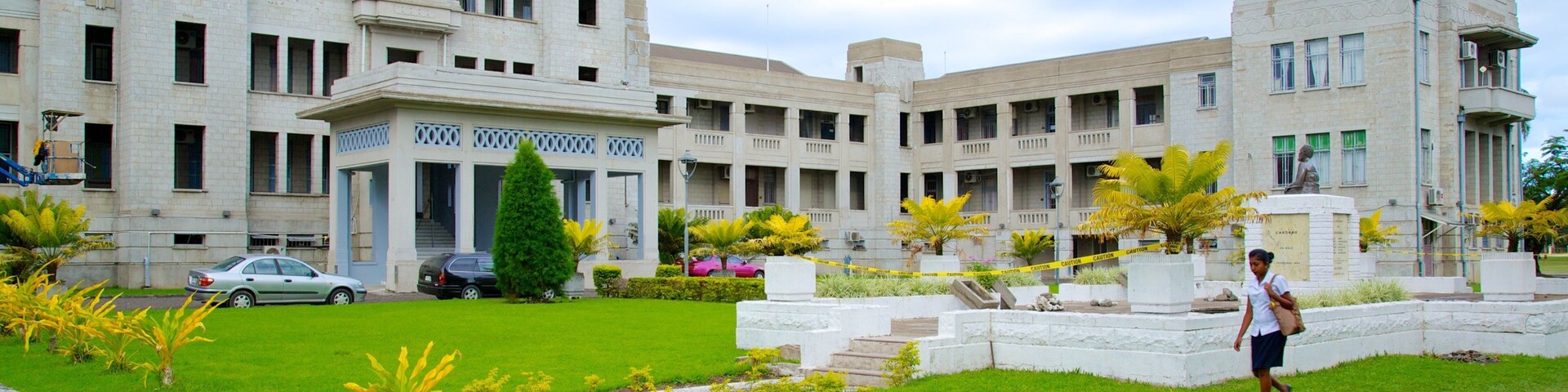 Suva mostrando elementos patrimoniales y jardín y también una mujer