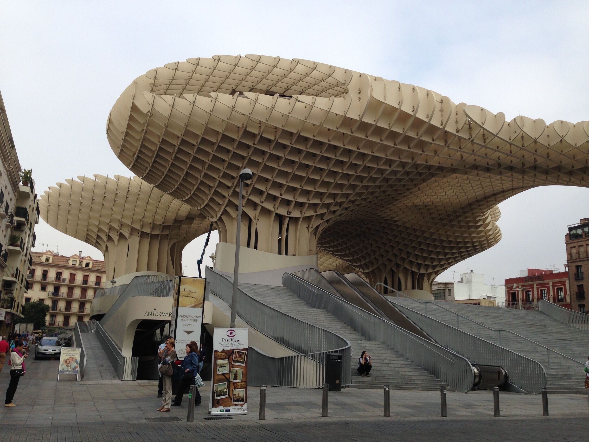This gigantic building raises ambiguous opinions with the Sevillians. The ones who don't particularly like it, call it "The Mushroom".