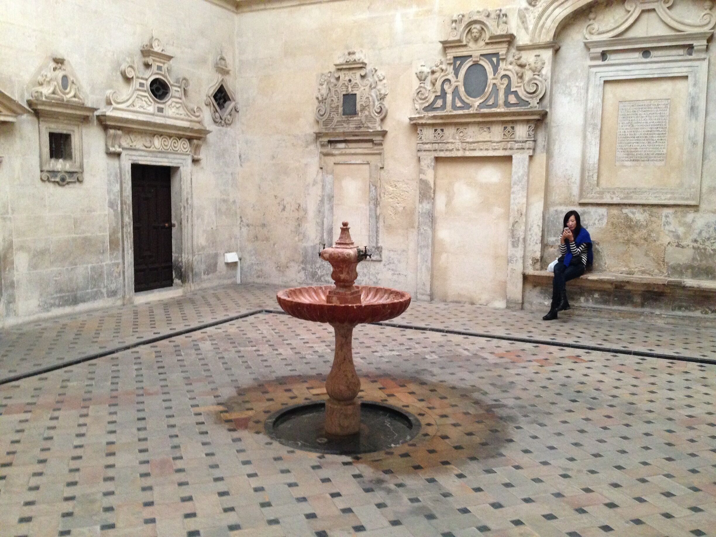 The third biggest cathedral of the world, you could say the 12th century Moord succeeded quite well in building the world's biggest cathedral. It's beautiful and grand, inside and out.