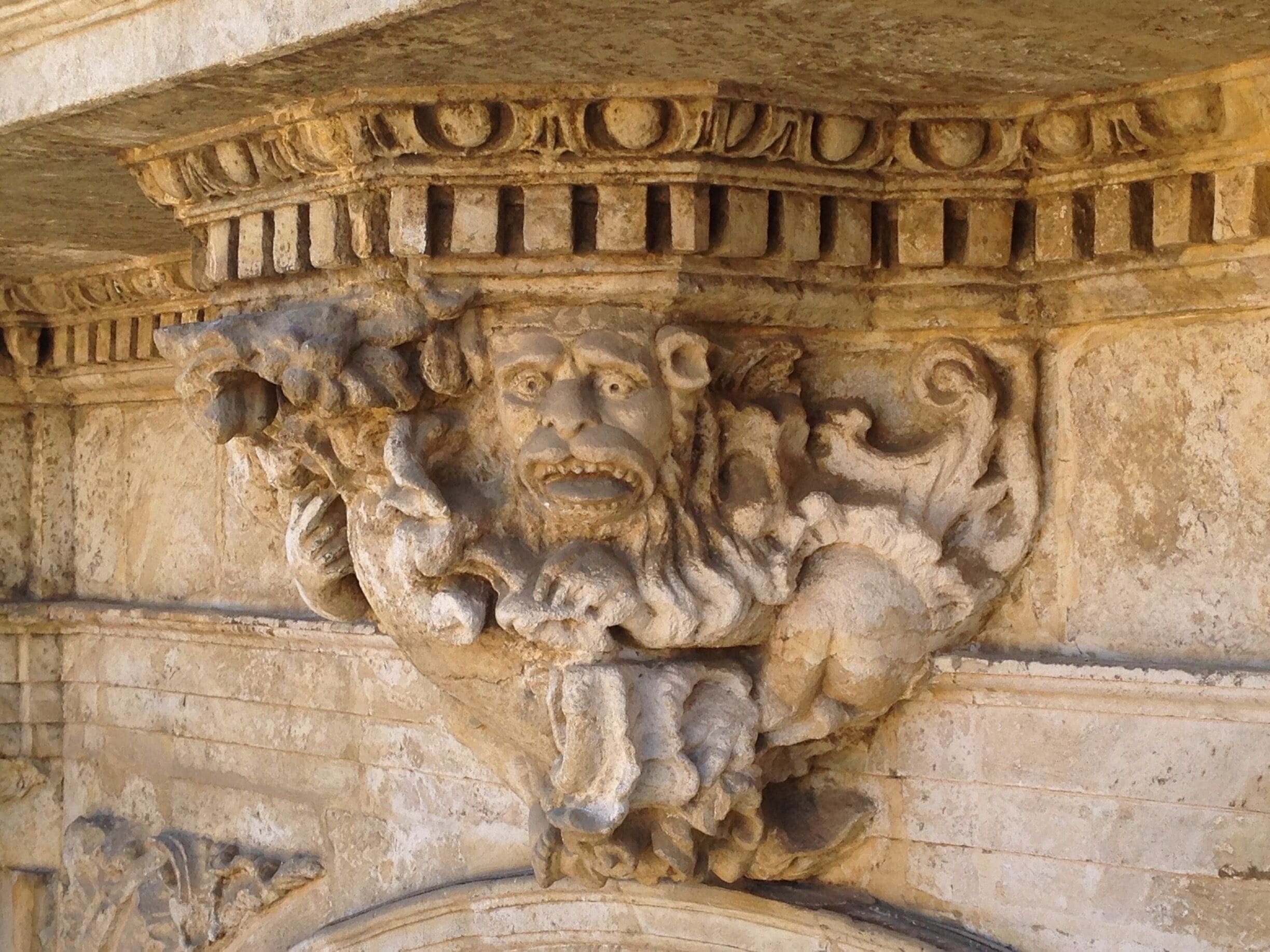 This lion is actually just below the Royal balcony. Not sure what the sculptor is trying to express here, but this will definitely not scare Andalusian bulls. 