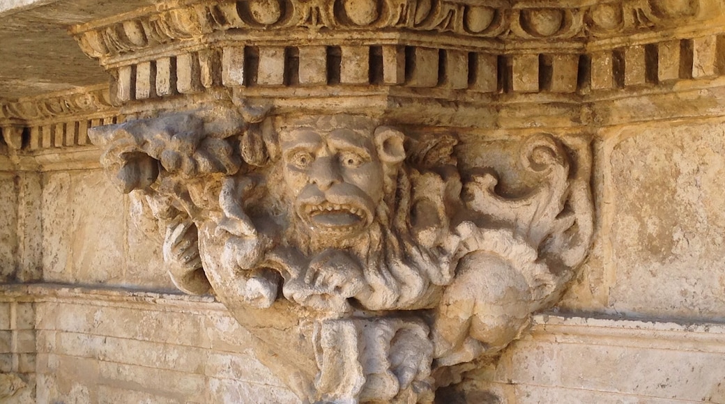 This lion is actually just below the Royal balcony. Not sure what the sculptor is trying to express here, but this will definitely not scare Andalusian bulls.