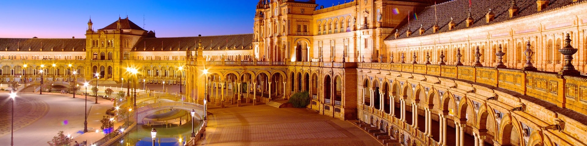 Plaza de España mostrando cenas de rua, um pôr do sol e arquitetura de patrimônio