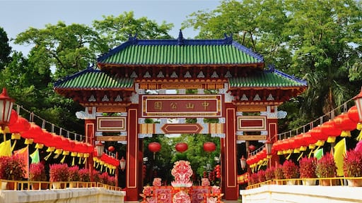 Most cities in China have Zhongshan Park (中山公園) including the port city - Shantou, Guangdong province. It is a common name for Chinese parks, in honour of Sun Yat-sen, better-known in Chinese as Sun Zhongshan, who is considered by many to be the "Father of modern China".
#Asia #China #Gaungdong #Shantou #red #parks #gate #lantern