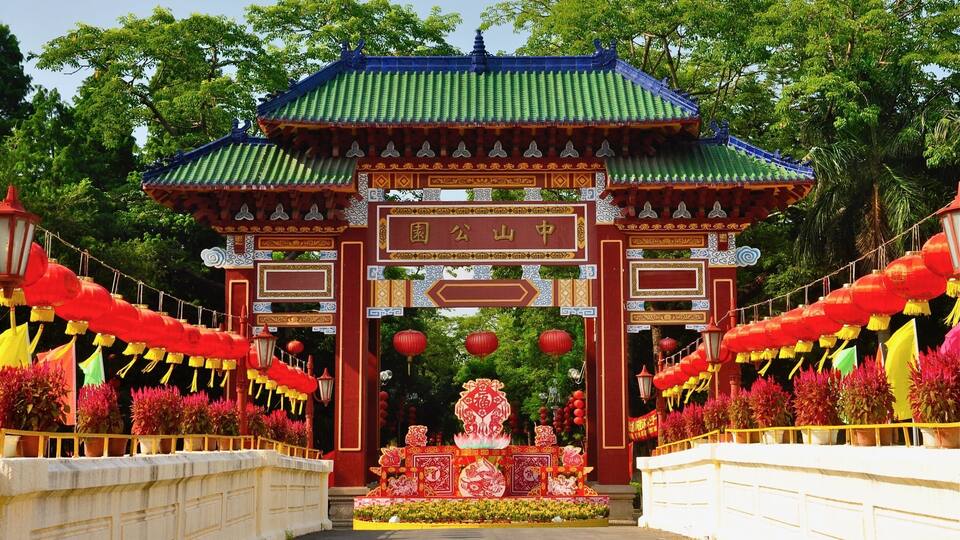 Most cities in China have Zhongshan Park (中山公園) including the port city - Shantou, Guangdong province. It is a common name for Chinese parks, in honour of Sun Yat-sen, better-known in Chinese as Sun Zhongshan, who is considered by many to be the "Father of modern China".
#Asia #China #Gaungdong #Shantou #red #parks #gate #lantern