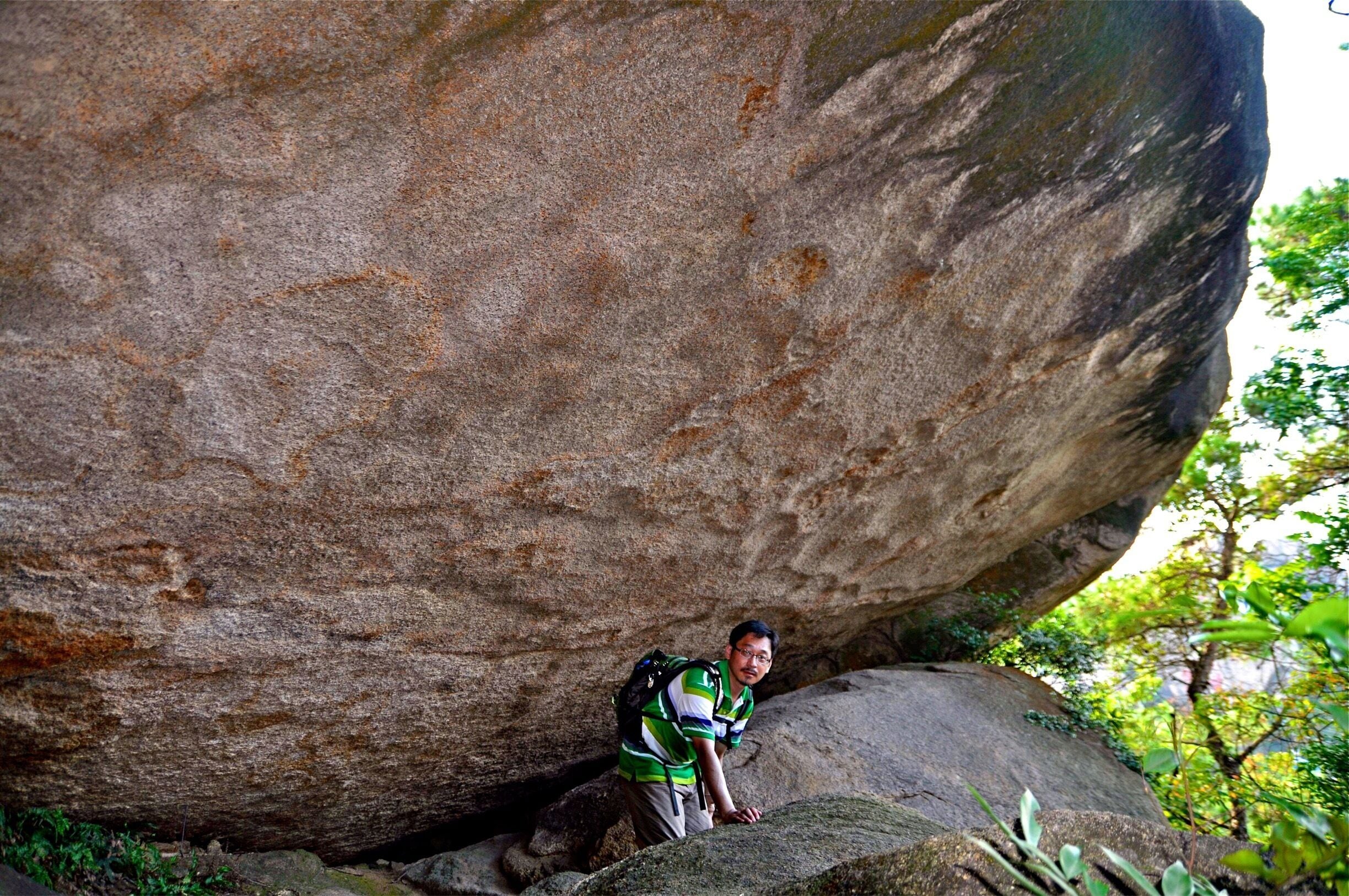 One of the biggest rock I’ve ever seen and climbed!
Queshi Scenic Area (礐石風景區), ranking first of the top eight attractions of the port city - Shantou, China. Characterized by superb subtropical beaches and seashore scenery, the scenic area is an excellent integration of imposing sea, magnificent mountains, rare stones and mysterious caves.
#Asia #China #rocks #Guangdong #Shantou  #hiking #AdventurePacked #QueshiScenicArea