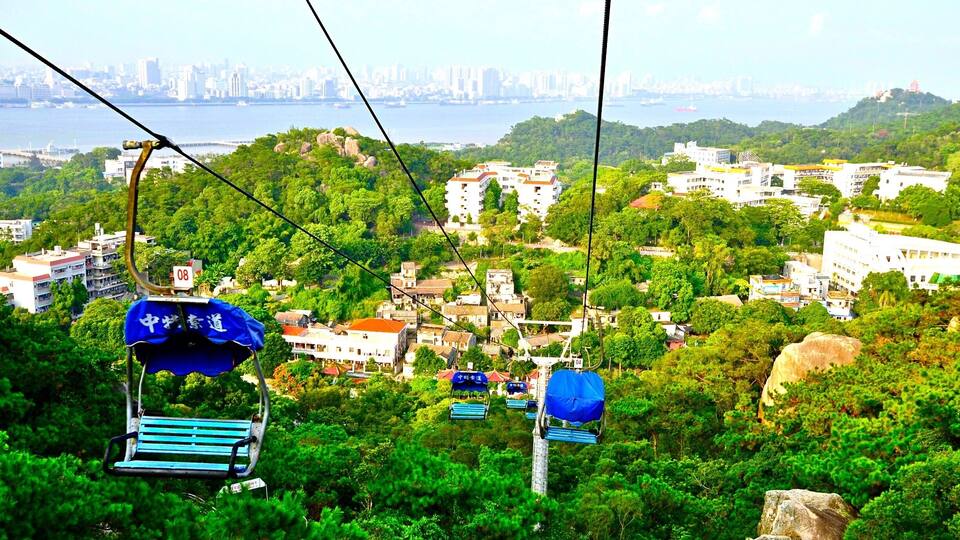 Taking cableway down to the ground from the height of Queshi Scenic Area, Shantou, Guangdong Province, China. The view is stunning and impressive, worth a ride!
#AboveItAll #China #Guangdong #Shantou #Asia #CableCar #QueshiScenicArea #ShantouHarbour #hiking #Chine #river