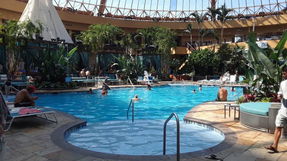 INDOOR POOL AT
HARRAHS