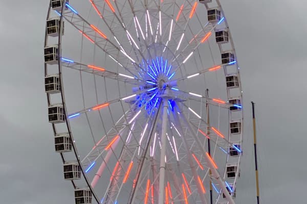 Beautiful display of lights on a Ferris Wheel.