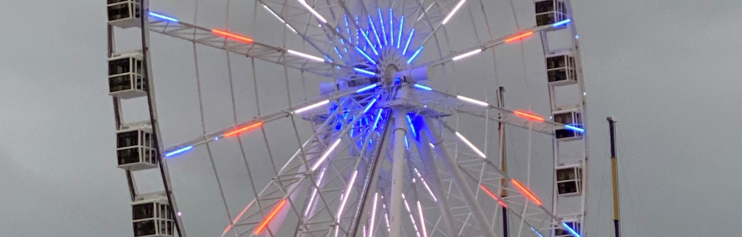 Beautiful display of lights on a Ferris Wheel.