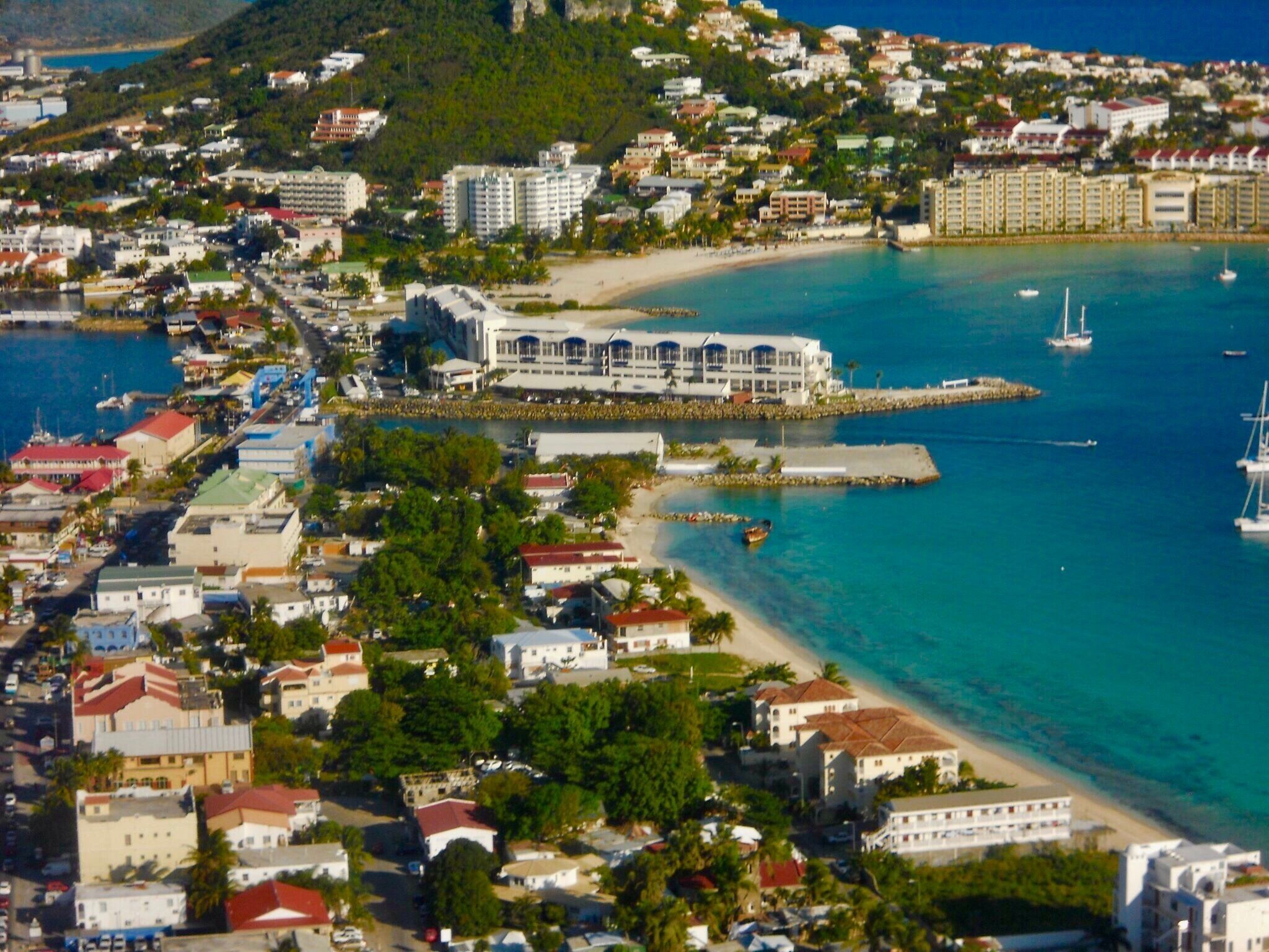 Flying into St Maarten,
this was the view between Great Bay and Great Salt pond before flying into one of the worlds most famous airports Princess Juliana 🛩
#beachbound 
#caribbean #islandlife 