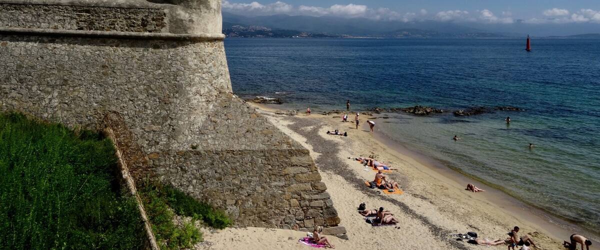 #TroveOnTuesday #History
Visitei a Citadelle de Ajaccio em maio de 2018. Bela fortaleza que abriga uma instalação militar. Normalmente não é permitido visitar o seu interior. Anexo à fortaleza tem uma praia muito boa com água tranquila, transparente e morna. Pode ser um bom programa para famílias com crianças.