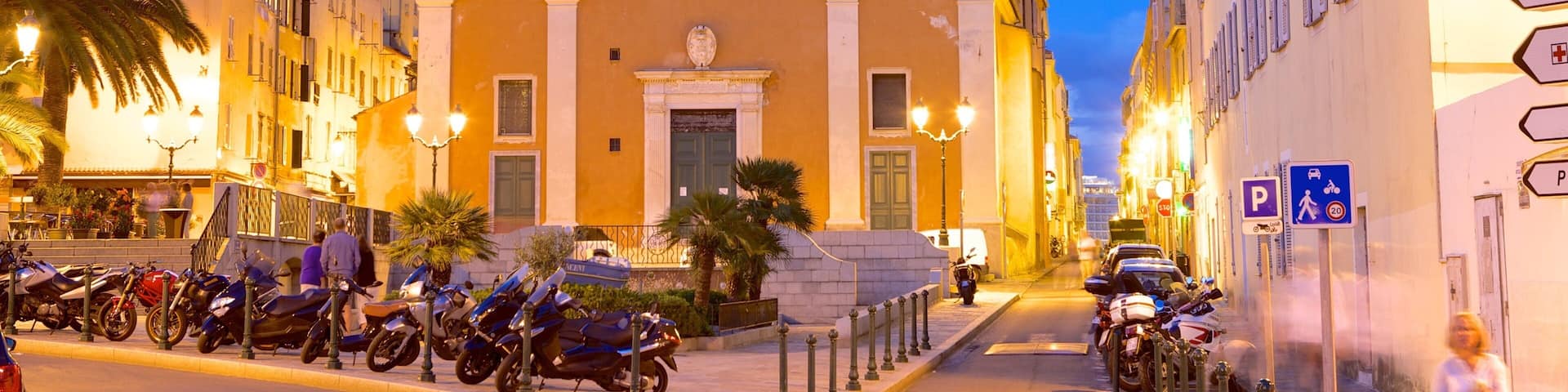 Ajaccio mettant en vedette scènes de rue, scènes de nuit et patrimoine architectural