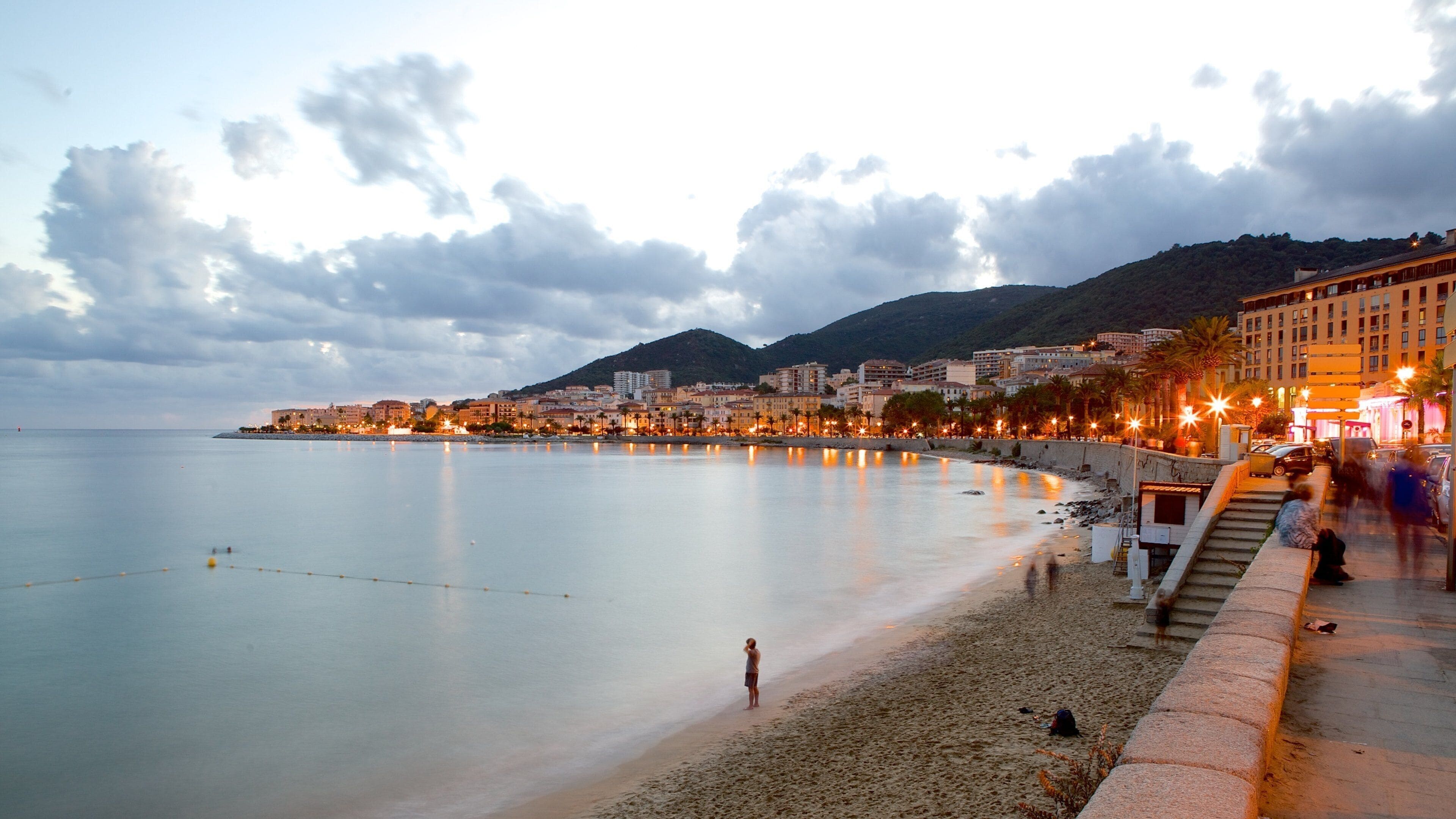 Ajaccio som inkluderer strand, solnedgang og kystby