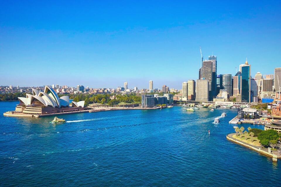 La Sydney Opera House e lo skyline di Sydney con il Harbour Bridge.