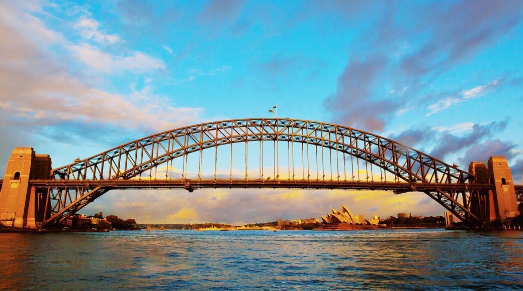 Couldn't of planned the sunset any better.
Take the ferry from Darling Harbour back to circular quay at sunset and the bridge stands in all its glory. #stunningstructures
#sydney
#sydneyharbourbridge