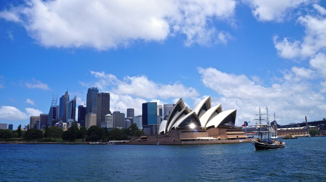 To see the famous sights of Sydney from the water without a hefty price tag, hop on the ferry to Manly Beach. It travels past Sydney's most iconic locations and is a fraction of the cost of a 'proper' cruise.
www.cheskiesgaplife.com/local-tips-72-hours-sydney