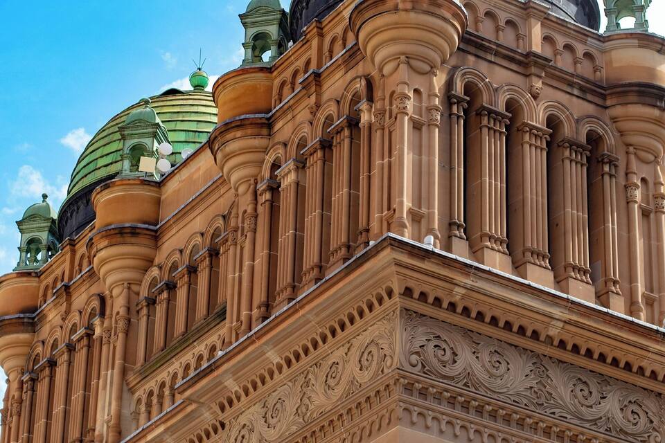 Un bâtiment à l’architecture riche et élaborée, caractérisé par de nombreux dômes et des colonnes.