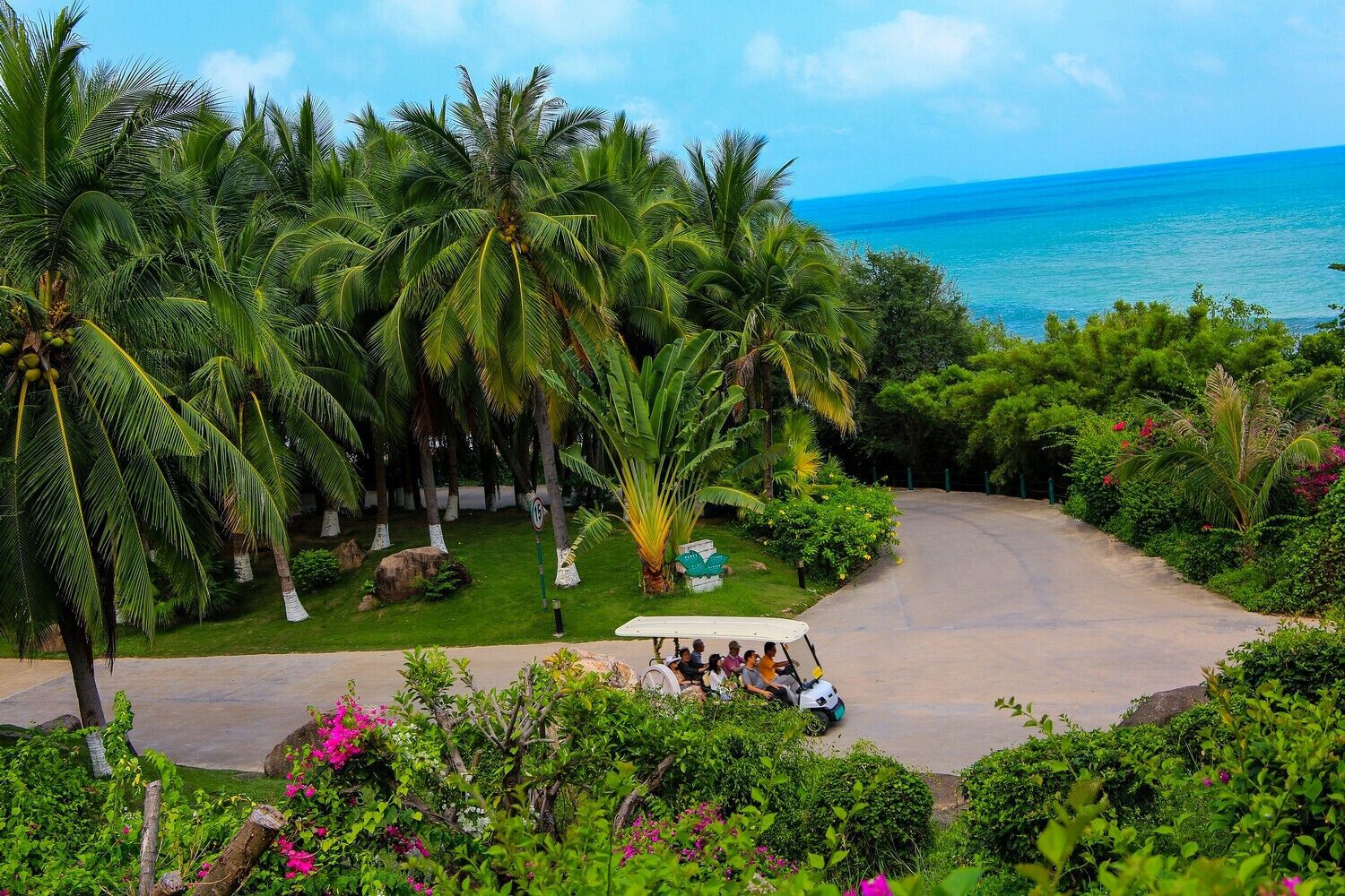 The #Guanyin of the South Sea of #Sanya, one of the largest cultural tourist attractions in China.

https://twitter.com/Beautifulgx