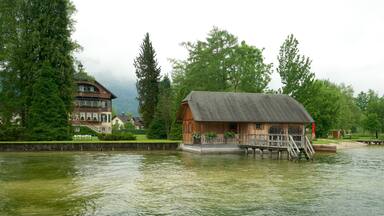 Strobl que incluye un lago o abrevadero y elementos del patrimonio