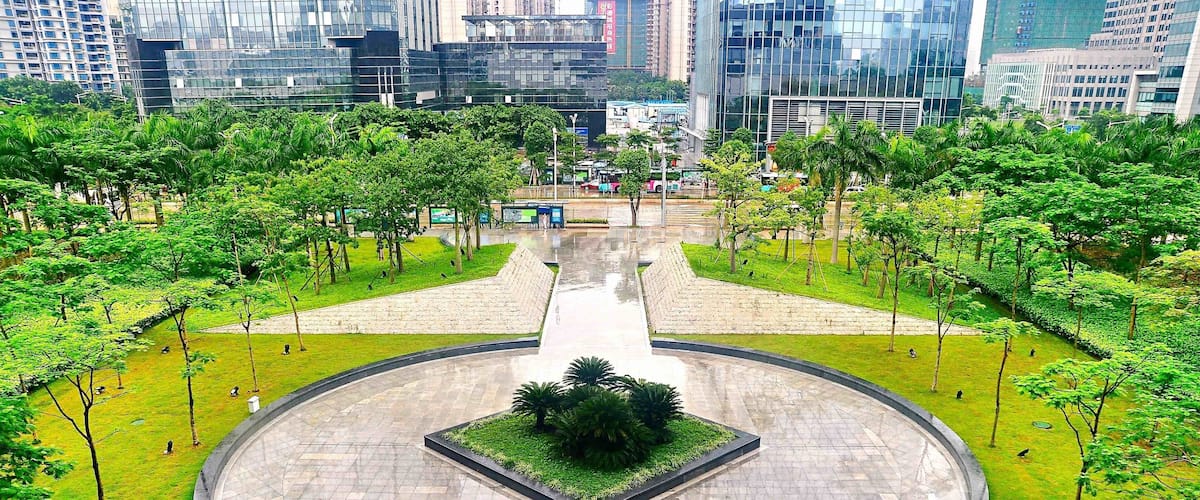 Amazing high angle view from Shenzhen Museum (深圳博物館), it’s a multifunctional modern museum next to Shenzhen Civic Center in Shenzhen, Guangdong province, China. It’s free and rarely in China.
#China #Shenzhen #square #perspectives